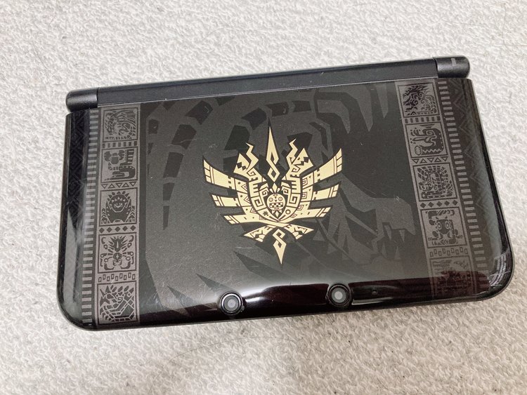 Nintendo3DS LL モンスターハンター4スペシャルパック（ゲーム機本体・ゲームソフト）の商品画像 - 査定依頼日：2022年10月30日 - 最高査定価格：4,500円