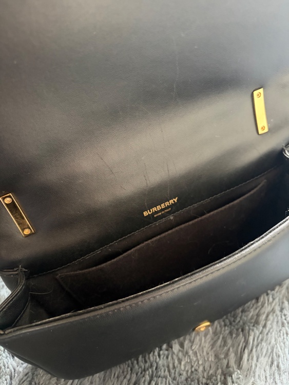 バーバリー TBロゴ スモール ローラ チェーン ショルダーバッグ キルティング（ブランドバッグ）の商品画像 - 査定依頼日：2026年2月23日 - 最高査定価格：6,000円