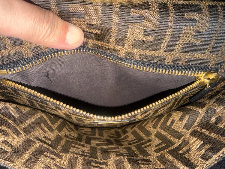 フェンディ  （ブランドバッグ）の商品画像 - 査定依頼日：2025年11月4日 - 最高査定価格：700,000円