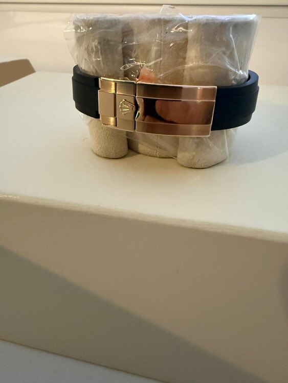 Rolex Yacht master 37（高級時計）の商品画像 - 査定依頼日：2025年4月28日 - 最高査定価格：3,200,000円