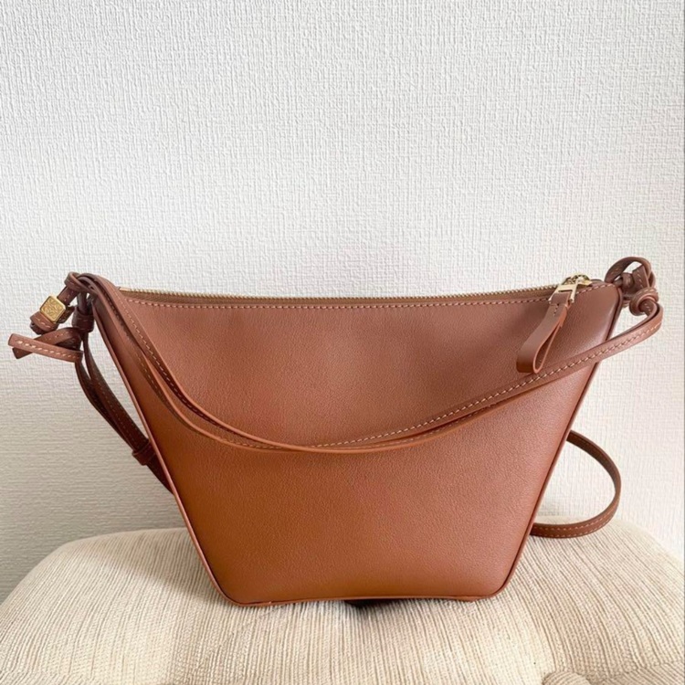LOEWE HAMMOCK HOBO MINI 　TAN　AS38G13X01（ブランドバッグ）の商品画像 - 査定依頼日：2025年9月27日 - 最高査定価格：130,000円