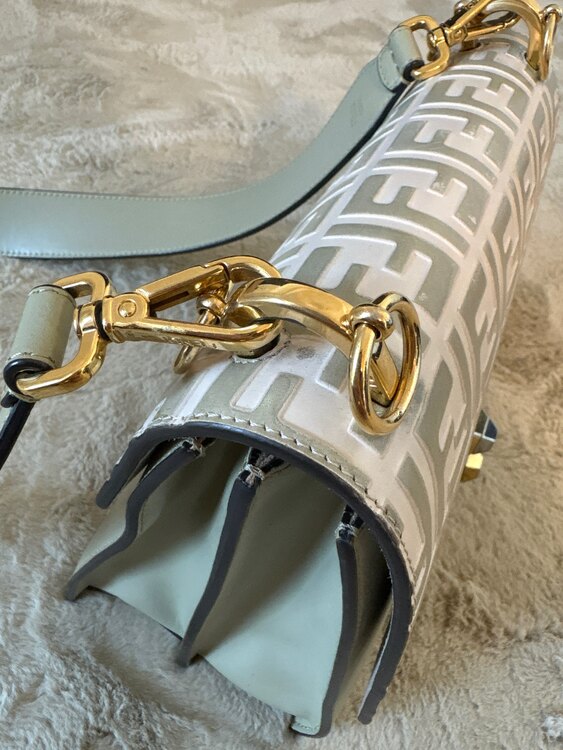 フェンディ  （ブランドバッグ）の商品画像 - 査定依頼日：2025年4月24日 - 最高査定価格：60,000円