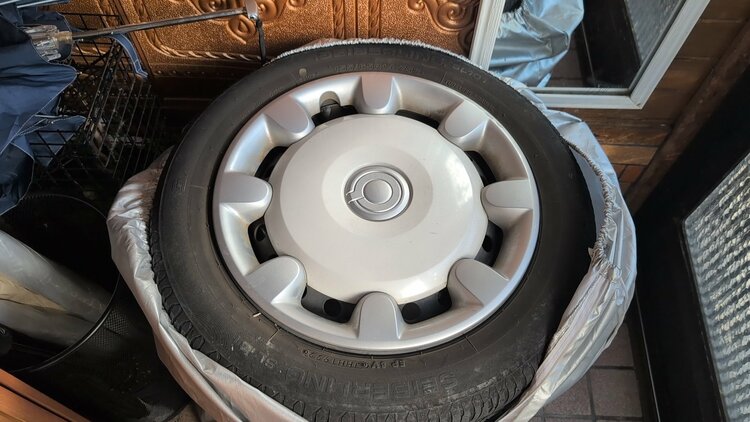 タイヤ（カー用品）の商品画像 - 査定依頼日：2026年2月7日 - 最高査定価格：2,000円