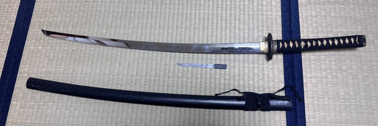 模造刀 日本刀 模擬刀 刀剣 武具 小柄小刀付き（着物）の商品画像 - 査定依頼日：2026年6月29日 - 最高査定価格：1,000円