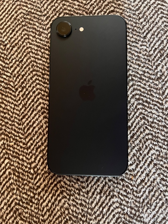 iPhone iPhone 16e 128GB au（スマホ）の商品画像 - 査定依頼日：2026年9月9日 - 最高査定価格：67,000円