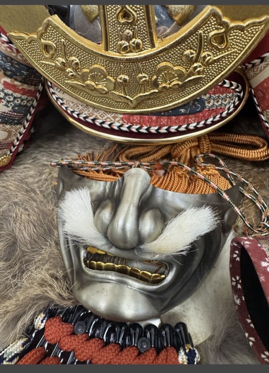 忠保作 浅間 五月人形 兜飾り 黄金造り 鞍馬 甲冑 鎧飾り（美術品・骨董品）の商品画像 - 査定依頼日：2025年10月7日 - 最高査定価格：3,000円