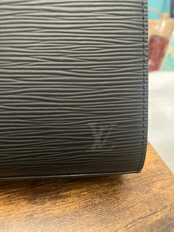 ルイヴィトン エピ （ブランドバッグ）の商品画像 - 査定依頼日：2025年4月2日 - 最高査定価格：50,000円