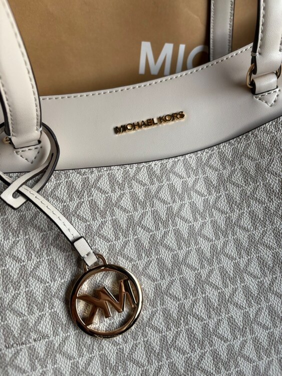 マイケルコース　バッグ（ブランドバッグ）の商品画像 - 査定依頼日：2025年3月27日 - 最高査定価格：5,500円