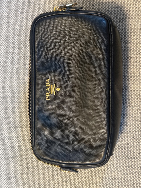 プラダダブルジップスクエアショルダーバッグ（ブランドバッグ）の商品画像 - 査定依頼日：2025年8月26日 - 最高査定価格：80,000円