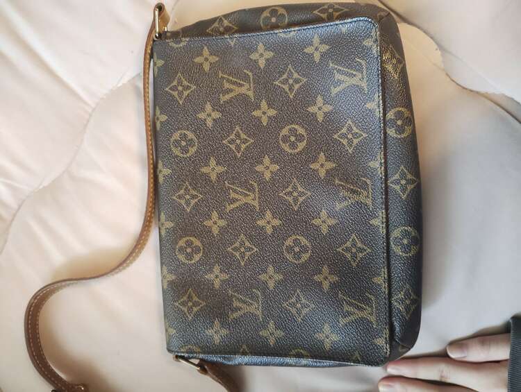 イブサンローラン  （ブランドバッグ）の商品画像 - 査定依頼日：2025年3月25日 - 最高査定価格：70,000円