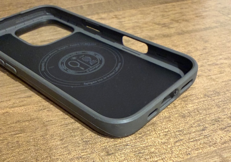 Spigen シュピゲン iPhone 16 Pro用 ケース（スマホ）の商品画像 - 査定依頼日：2026年5月2日 - 最高査定価格：91,000円