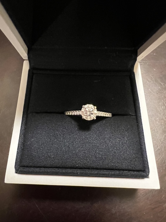 デビアス　（宝石）の商品画像 - 査定依頼日：2022年4月25日 - 最高査定価格：160,000円