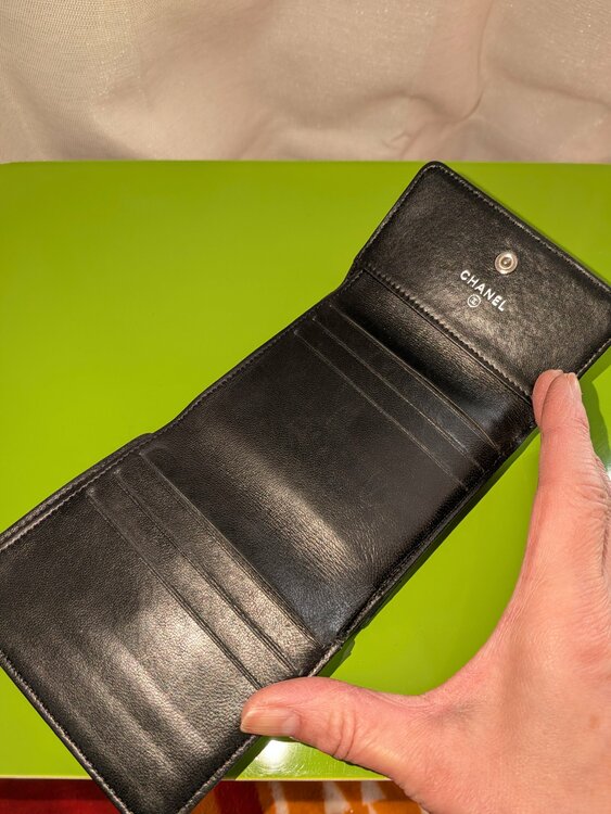 カメリア二つ折り財布（ブランド財布・小物）の商品画像 - 査定依頼日：2026年1月10日 - 最高査定価格：10,000円