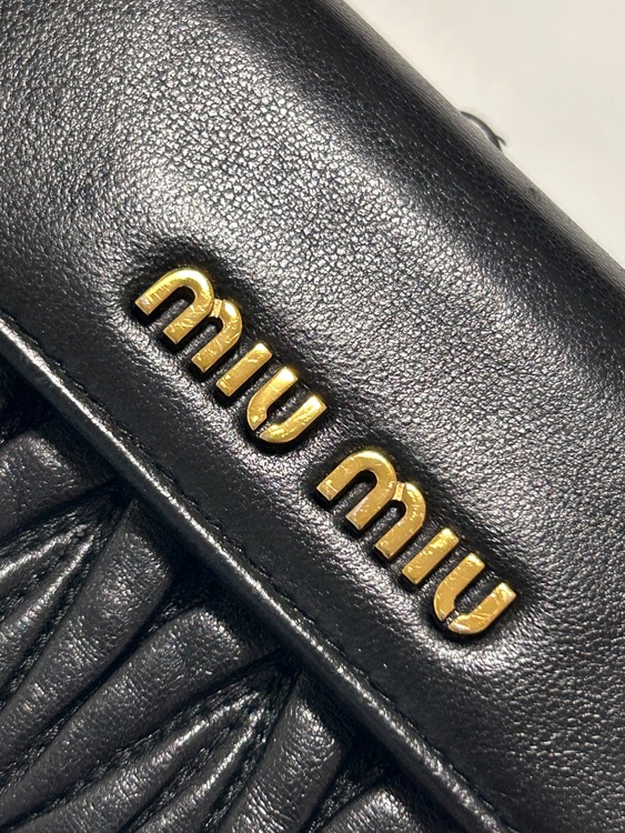 ミュウミュウ  （ブランドバッグ）の商品画像 - 査定依頼日：2026年4月12日 - 最高査定価格：30,000円