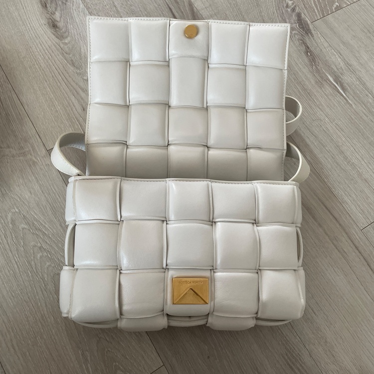 パデッドカセット（ブランドバッグ）の商品画像 - 査定依頼日：2025年8月21日 - 最高査定価格：130,000円