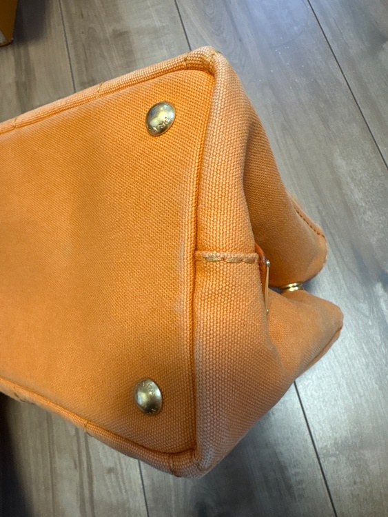PRADA オレンジトートバッグ（ブランドバッグ）の商品画像 - 査定依頼日：2026年5月31日 - 最高査定価格：42,000円