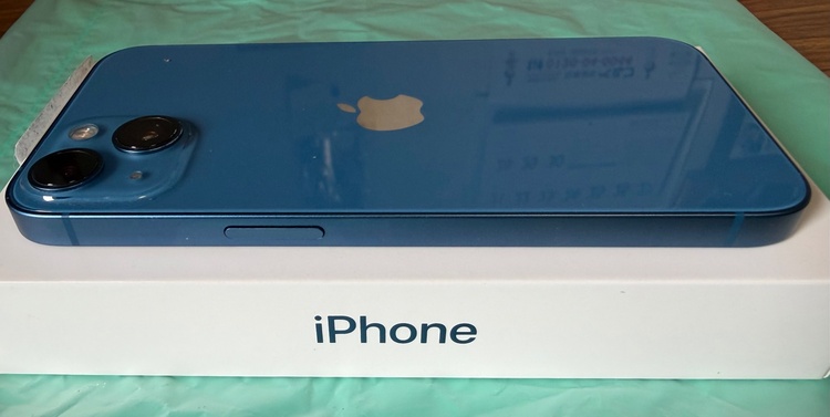 iPhone iPhone 13 256GB au（スマホ）の商品画像 - 査定依頼日：2026年5月31日 - 最高査定価格：37,000円