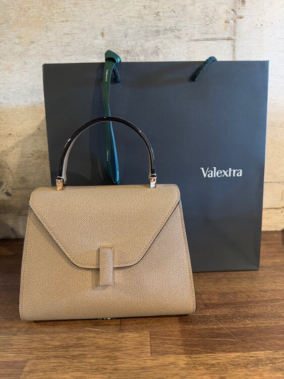 ヴァレクストラ  （ブランドバッグ）の商品画像 - 査定依頼日：2025年5月26日 - 最高査定価格：100,000円