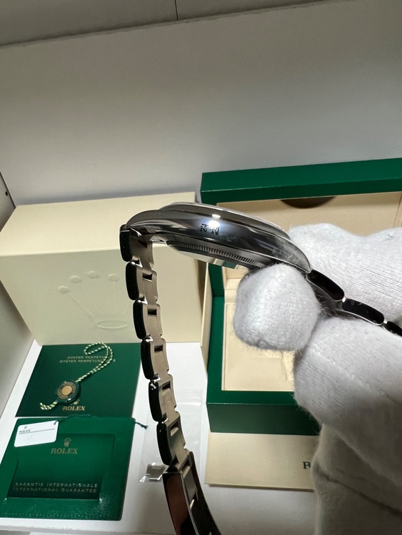 オイスターパーペチュアル41mm グリーン（高級時計）の商品画像 - 査定依頼日：2026年2月22日 - 最高査定価格：1,500,000円