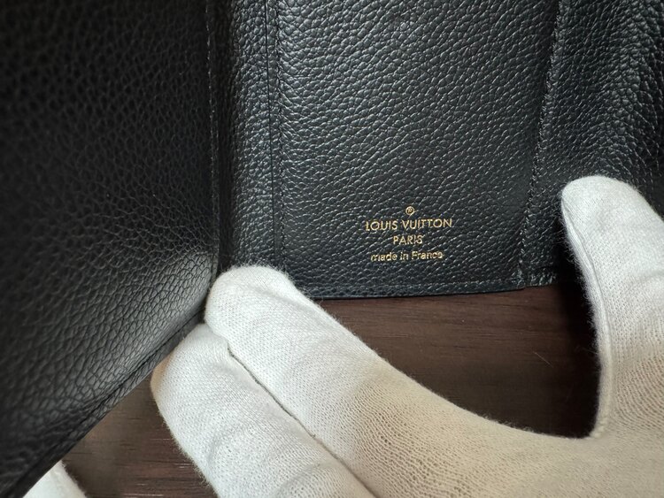 二つ折り財布（ブランド財布・小物）の商品画像 - 査定依頼日：2025年1月27日 - 最高査定価格：30,000円