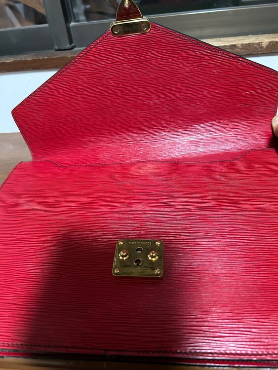 ルイヴィトン　LOUISVUITTON ブリーフケース セルヴィエット　エピ ビ（ブランドバッグ）の商品画像 - 査定依頼日：2025年2月27日 - 最高査定価格：10,000円