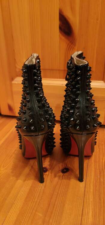 Christian Louboutin　スタッズショートブーツ（ブランド財布・小物）の商品画像 - 査定依頼日：2024年8月5日