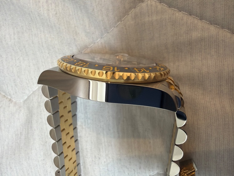 ロレックス GMTマスター 昨年の年末にこうにゅ（高級時計）の商品画像 - 査定依頼日：2025年10月21日 - 最高査定価格：3,200,000円