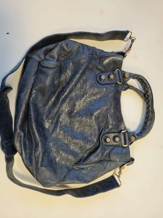 ジャイアントタウン　レザーバック（ブランドバッグ）の商品画像 - 査定依頼日：2025年1月23日 - 最高査定価格：40,000円