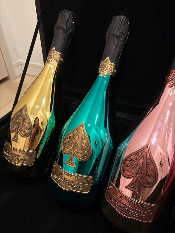 アルマンドアタッシュケース（お酒）の商品画像 - 査定依頼日：2026年1月4日 - 最高査定価格：300,000円