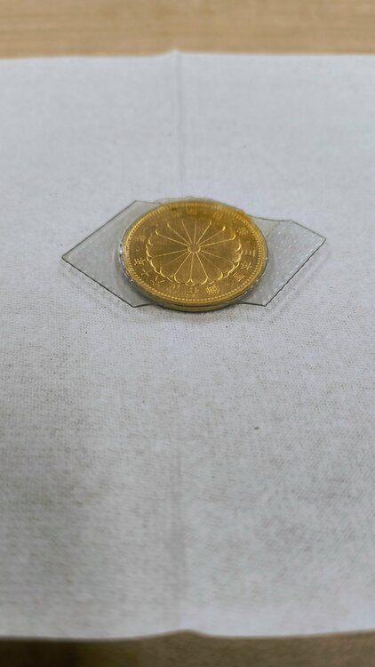 昭和61年 天皇陛下御在位60年記念１０万円金貨（金・貴金属）の商品画像 - 査定依頼日：2025年12月24日 - 最高査定価格：100,000円