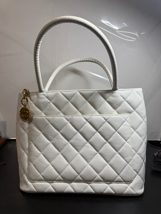 白（ブランドバッグ）の商品画像 - 査定依頼日：2025年1月11日 - 最高査定価格：82,000円