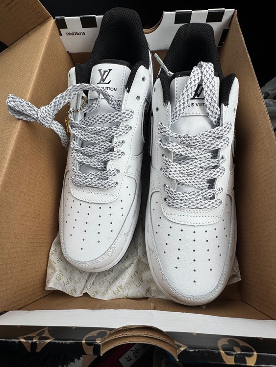 スニーカー（古着・ファッション）の商品画像 - 査定依頼日：2025年10月28日 - 最高査定価格：3,000円