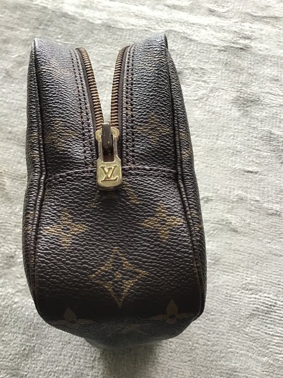 化粧ポーチ（ブランドバッグ）の商品画像 - 査定依頼日：2022年5月7日 - 最高査定価格：15,000円