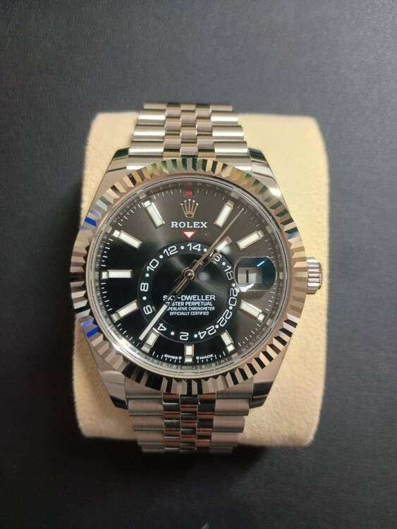 ロレックス スカイドゥエラー （高級時計）の商品画像 - 査定依頼日：2025年1月19日 - 最高査定価格：3,700,000円