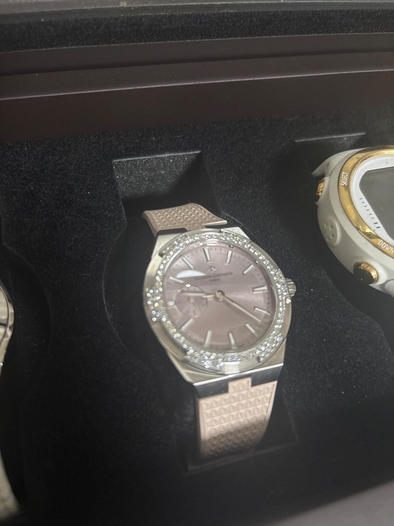 ヴァシュロン コンスタンタン オーヴァーシーズ 4605V/200A-B971 35 MM（高級時計）の商品画像 - 査定依頼日：2025年9月4日 - 最高査定価格：3,750,000円