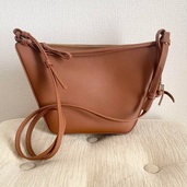 LOEWE HAMMOCK HOBO MINI 　TAN　AS38G13X01（ブランドバッグ）の商品画像 - 査定依頼日：2025年9月27日 - 最高査定価格：130,000円