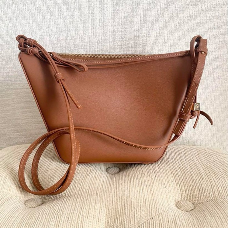 LOEWE HAMMOCK HOBO MINI 　TAN　AS38G13X01（ブランドバッグ）の商品画像 - 査定依頼日：2025年9月27日 - 最高査定価格：130,000円