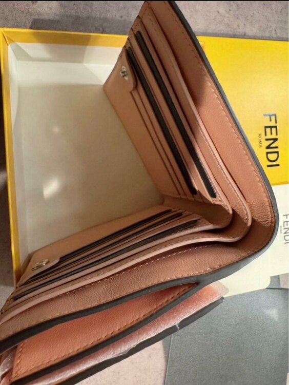 フェンディ  （ブランドバッグ）の商品画像 - 査定依頼日：2025年5月22日 - 最高査定価格：30,000円