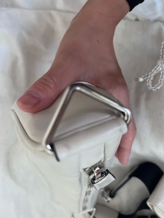 トライアングル レザー ショルダーバッグ ホワイト（ブランドバッグ）の商品画像 - 査定依頼日：2025年7月28日 - 最高査定価格：160,000円