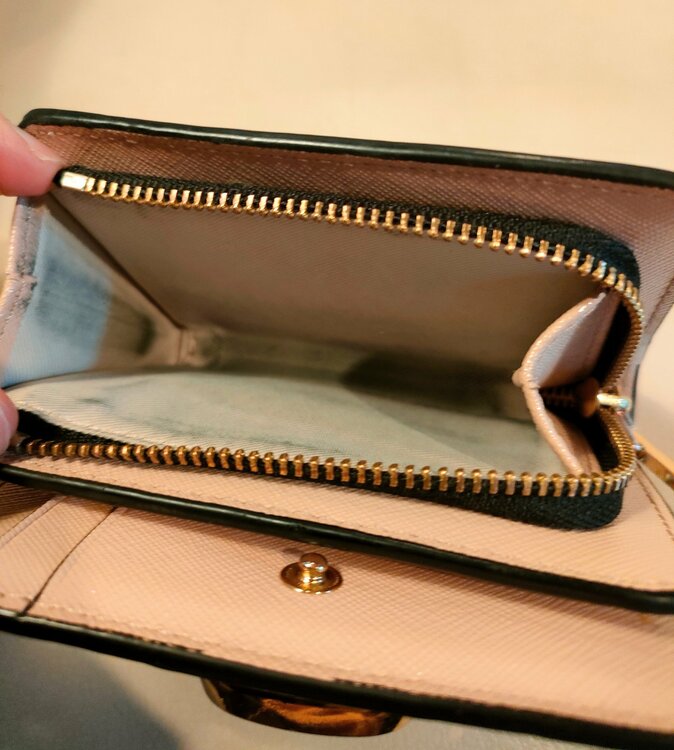 マークジェイコブス　ザ スナップショット ミニ コンパクトウォレット  二つ折り（古着・ファッション）の商品画像 - 査定依頼日：2026年3月22日 - 最高査定価格：1,500円