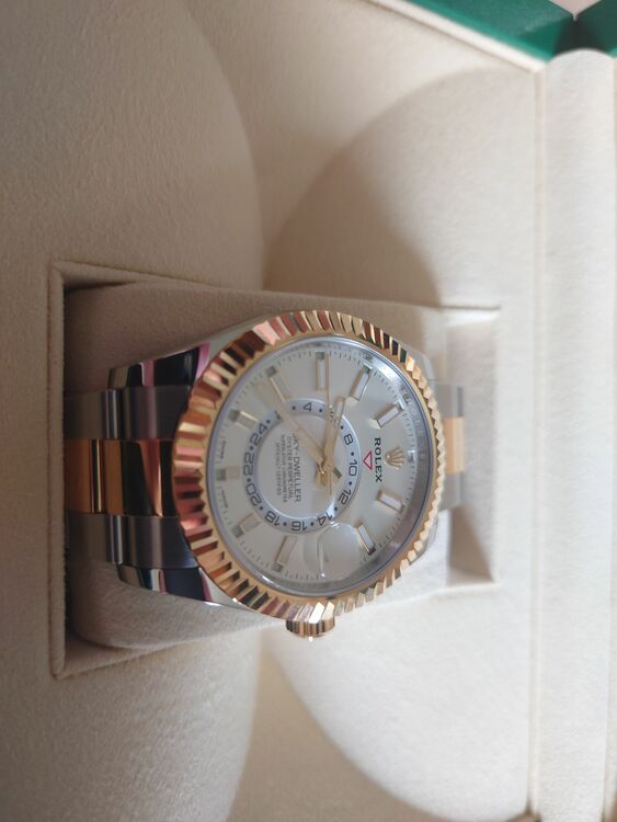 ロレックス スカイドゥエラー 326933（高級時計）の商品画像 - 査定依頼日：2025年9月9日 - 最高査定価格：2,620,000円