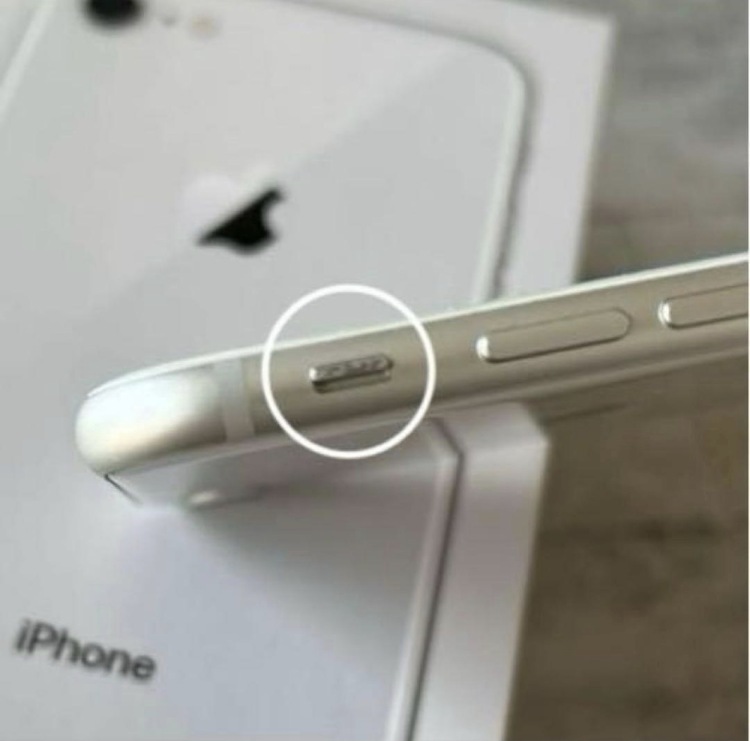 iPhone8 シルバー　64GB SIMフリー（スマホ）の商品画像 - 査定依頼日：2026年7月28日 - 最高査定価格：2,500円
