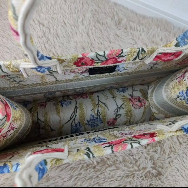 ブックトート 花柄（ブランドバッグ）の商品画像 - 査定依頼日：2023年9月1日 - 最高査定価格：300,000円