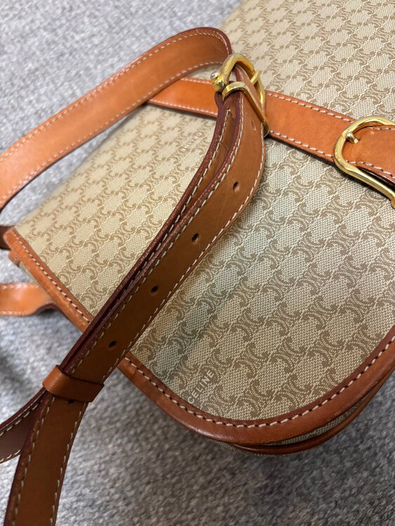 オールドセリーヌ　ショルダーバッグ（ブランドバッグ）の商品画像 - 査定依頼日：2025年4月5日 - 最高査定価格：10,000円