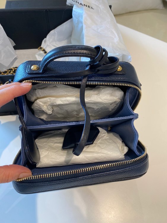 ミニバニティネイビー（ブランドバッグ）の商品画像 - 査定依頼日：2023年11月5日 - 最高査定価格：600,000円