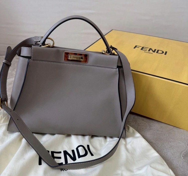 ピーカブー ミディアム アイコニック（ブランドバッグ）の商品画像 - 査定依頼日：2026年3月5日 - 最高査定価格：180,000円