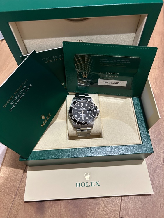 サブマリーナーデイト　黒文字（高級時計）の商品画像 - 査定依頼日：2025年6月4日 - 最高査定価格：1,800,000円