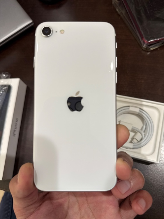 iphone se（スマホ）の商品画像 - 査定依頼日：2026年10月7日 - 最高査定価格：9,000円