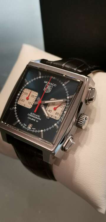 タグホイヤー モナコ CAW211（高級時計）の商品画像 - 査定依頼日：2025年5月10日 - 最高査定価格：550,000円