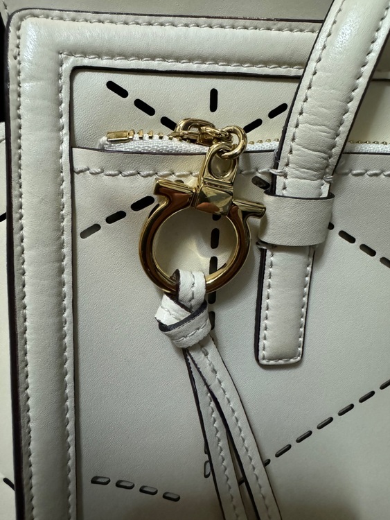 フェラガモ  （ブランドバッグ）の商品画像 - 査定依頼日：2025年6月22日 - 最高査定価格：20,000円